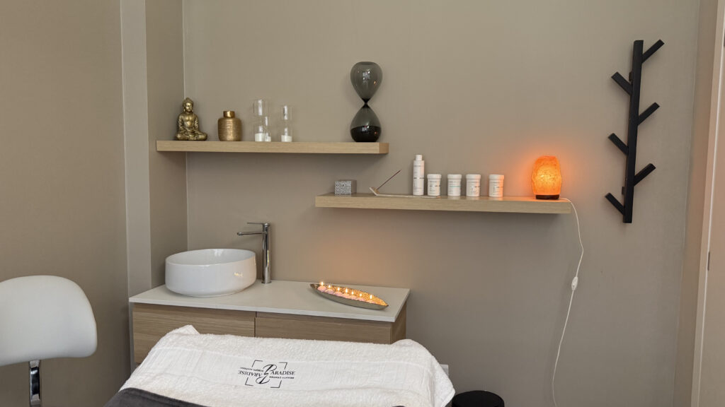 Lettino di un beauty center paradise, con the shape macchinario