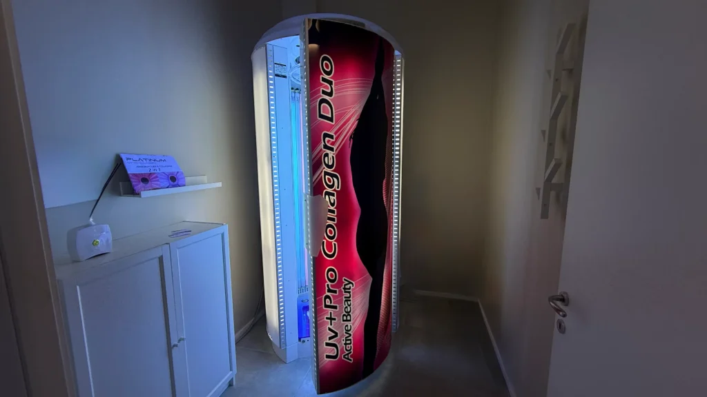 Solarium platinium Beauty Center Paradie in una stanza. Illuminato dai suoi Led